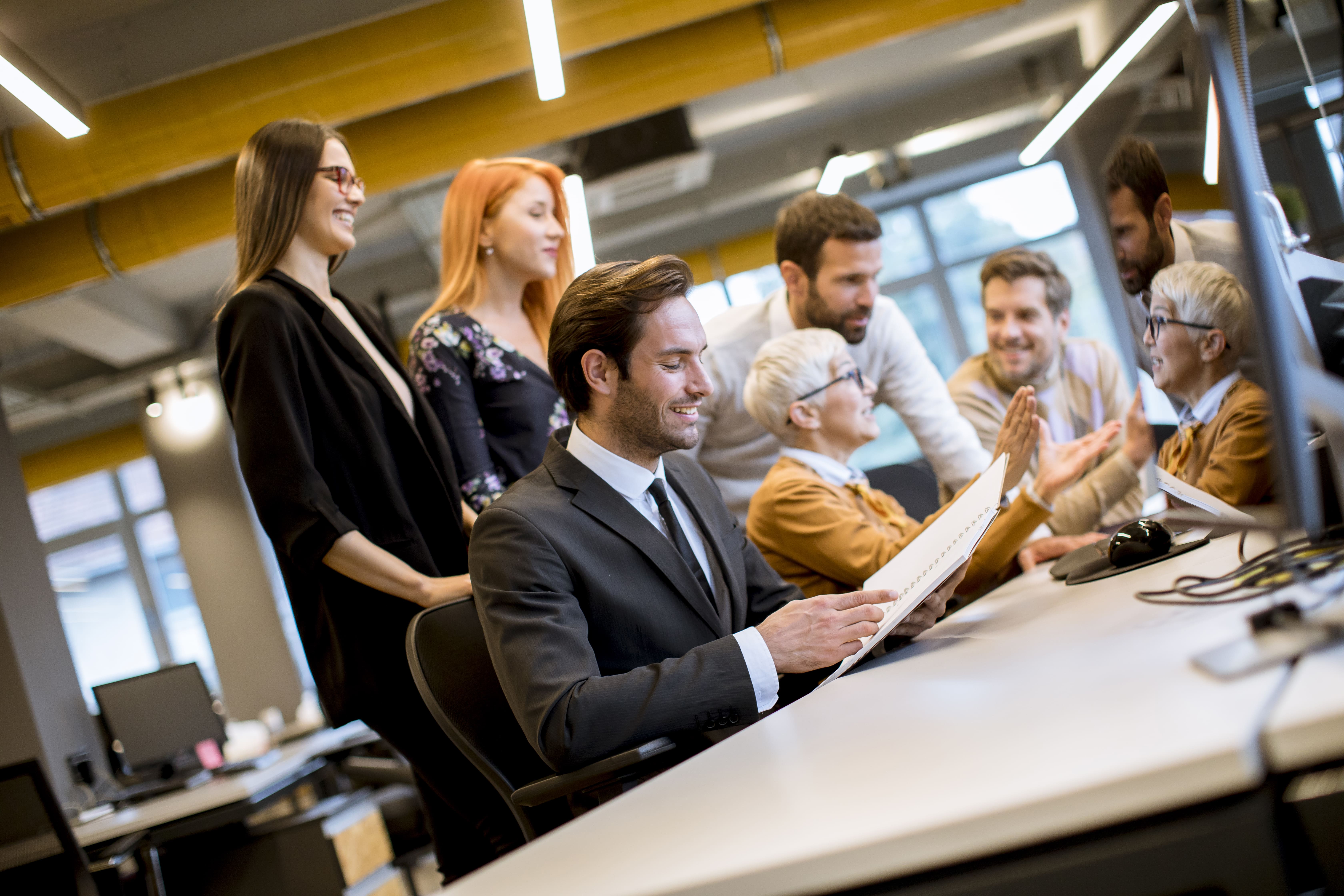 engineers_using_smartphone